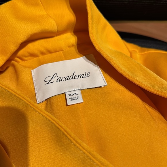 NWOT The Fleur Blazer in Mustard Yellow
L'Academie Size XXS - Picture 7 of 7
